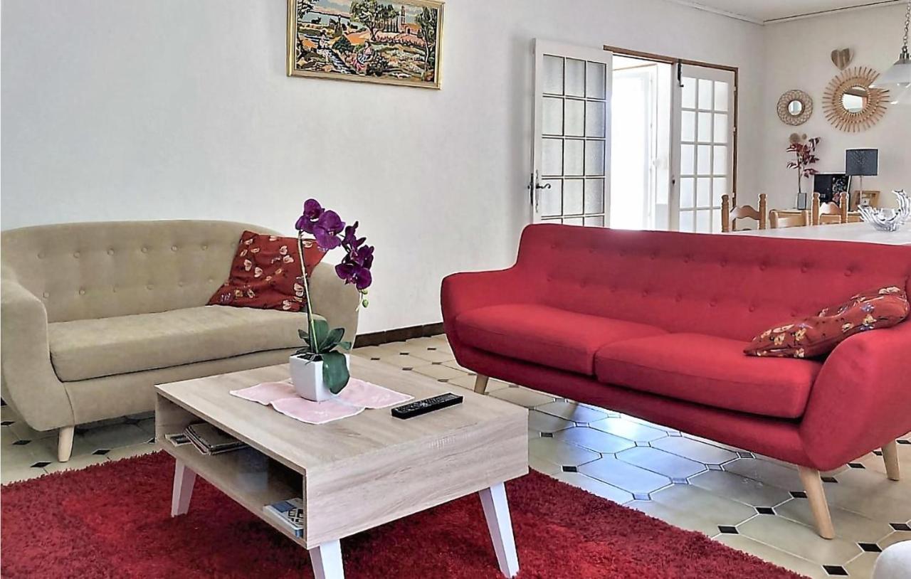 Stunning Home In Saint Trinit With 2 Bedrooms Sault Eksteriør billede